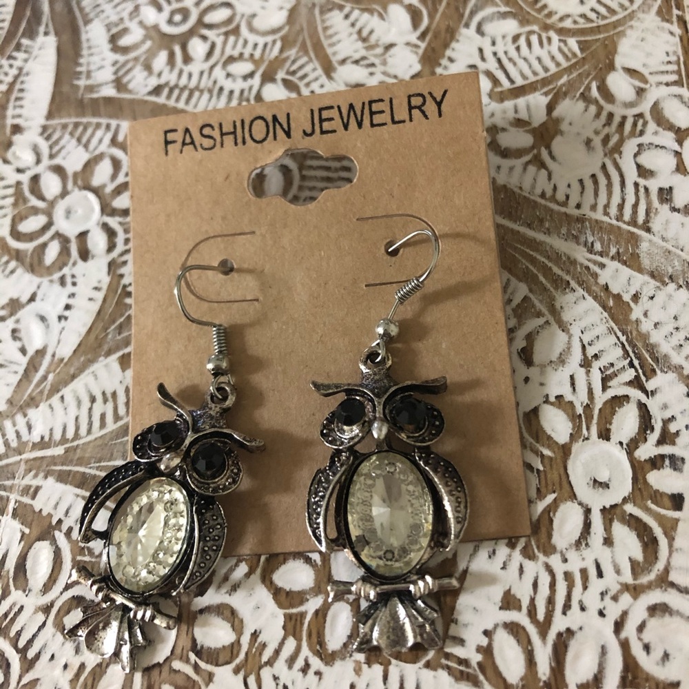 🆕NWT Silver Dangle Owl Cute Statement Earrings - Picture 7 of 7